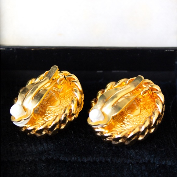 Chanel Vintage 1980s White Pearl 18K Gold-Plated Chain Clip On Earrings - Picture 8 of 9